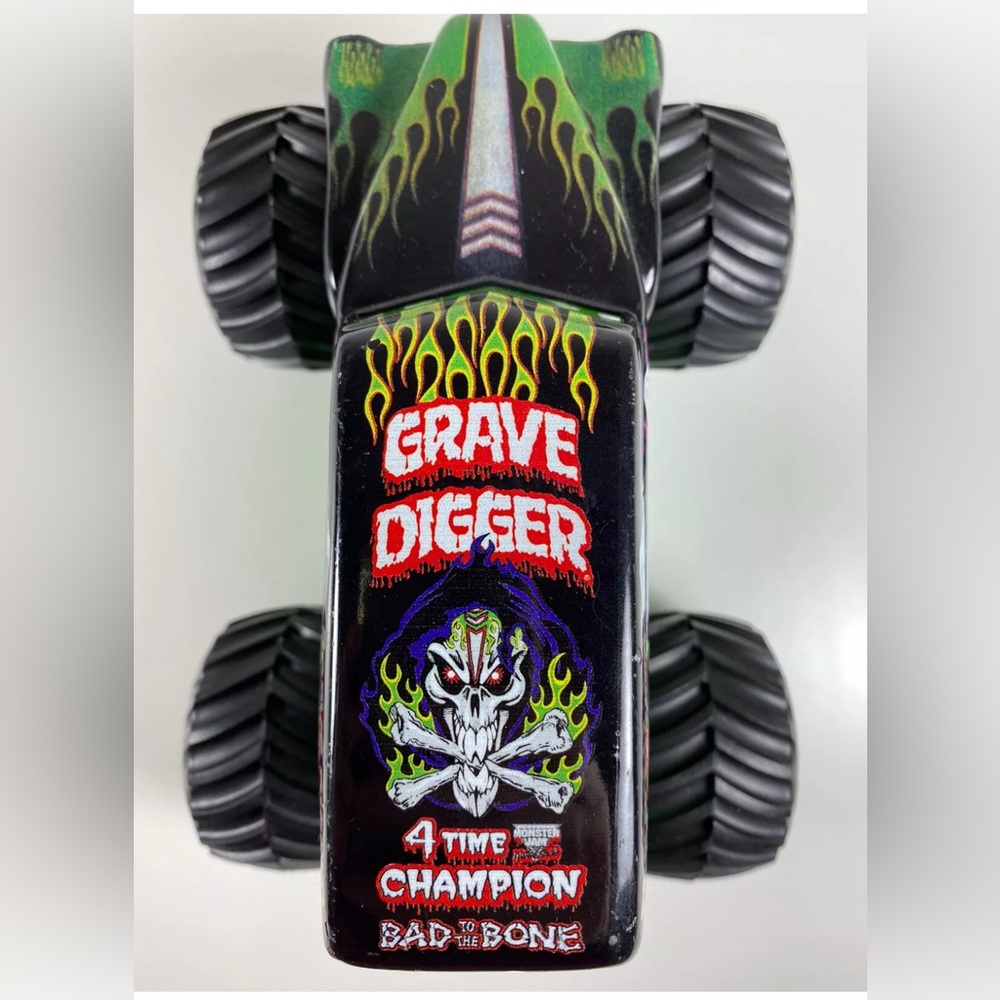 Hot Wheels Monster Jam Grave Digger Truck 1:24 Die cast Metal Mattel 4x Champ - Picture 2 of 9